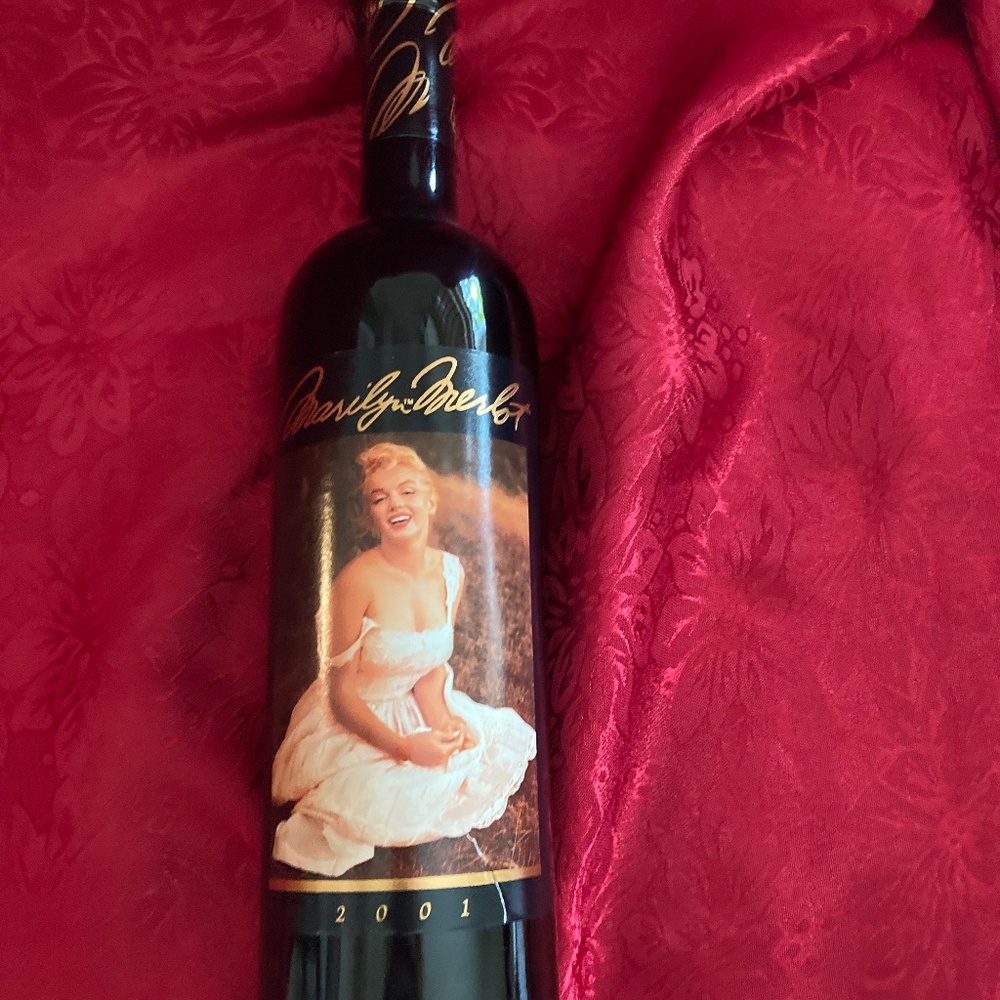 Marilyn  Merlot 2001 Bottle Full collectible reduced crease in label